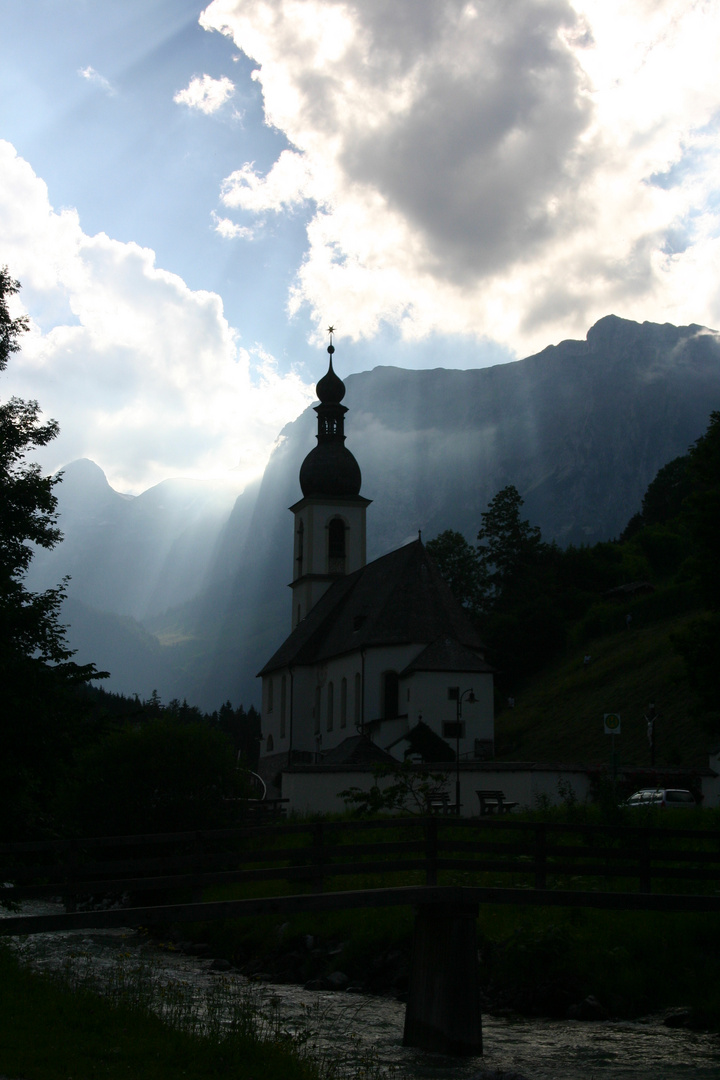 Erleuchtung hinter der Kirche