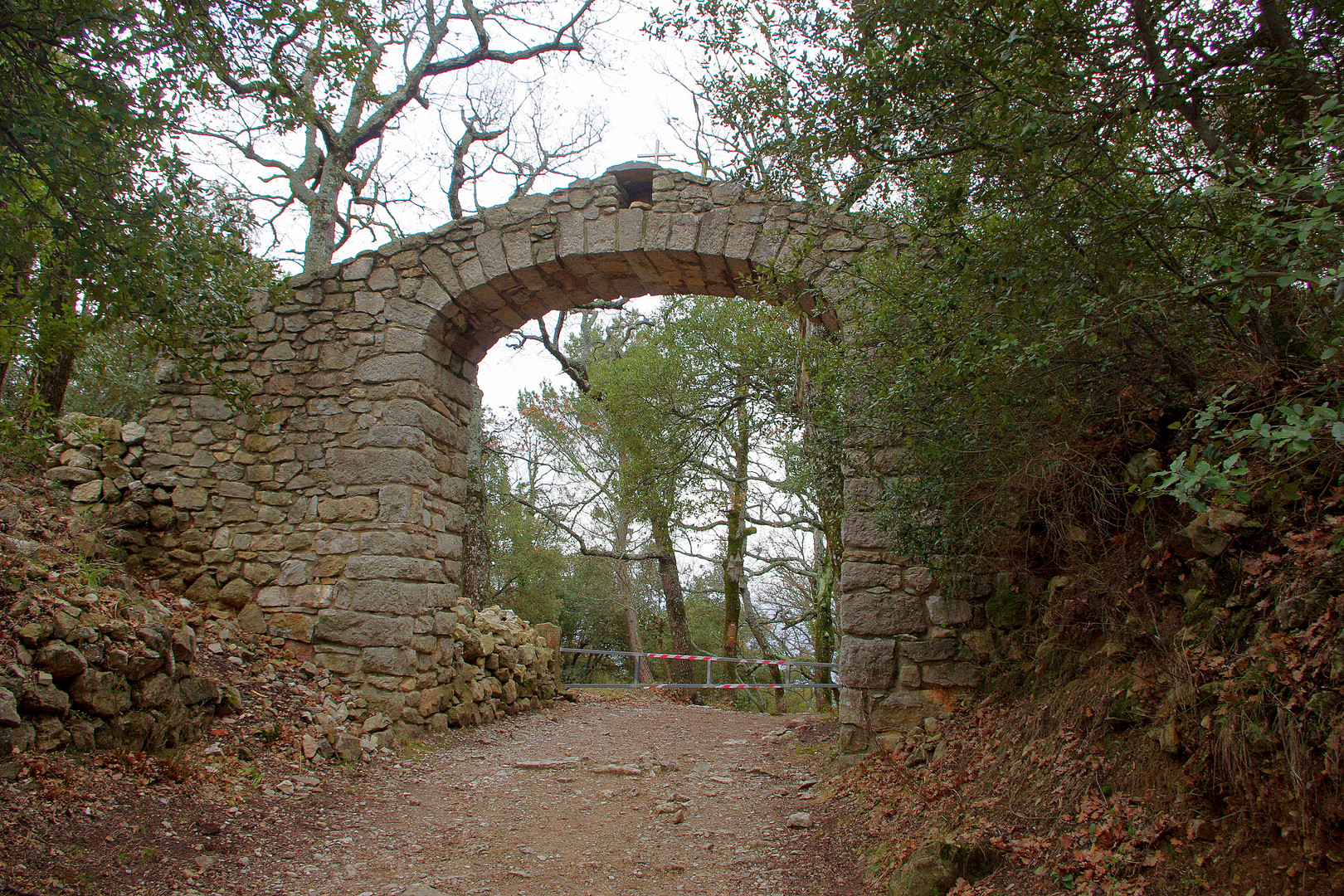 Ermitage de St Jean du Puy, Provence ...  le porche d'entrée