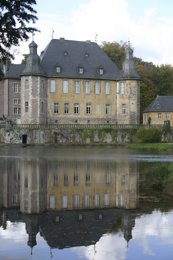 Erneut Schloss dyck mit Wasserspiegelung