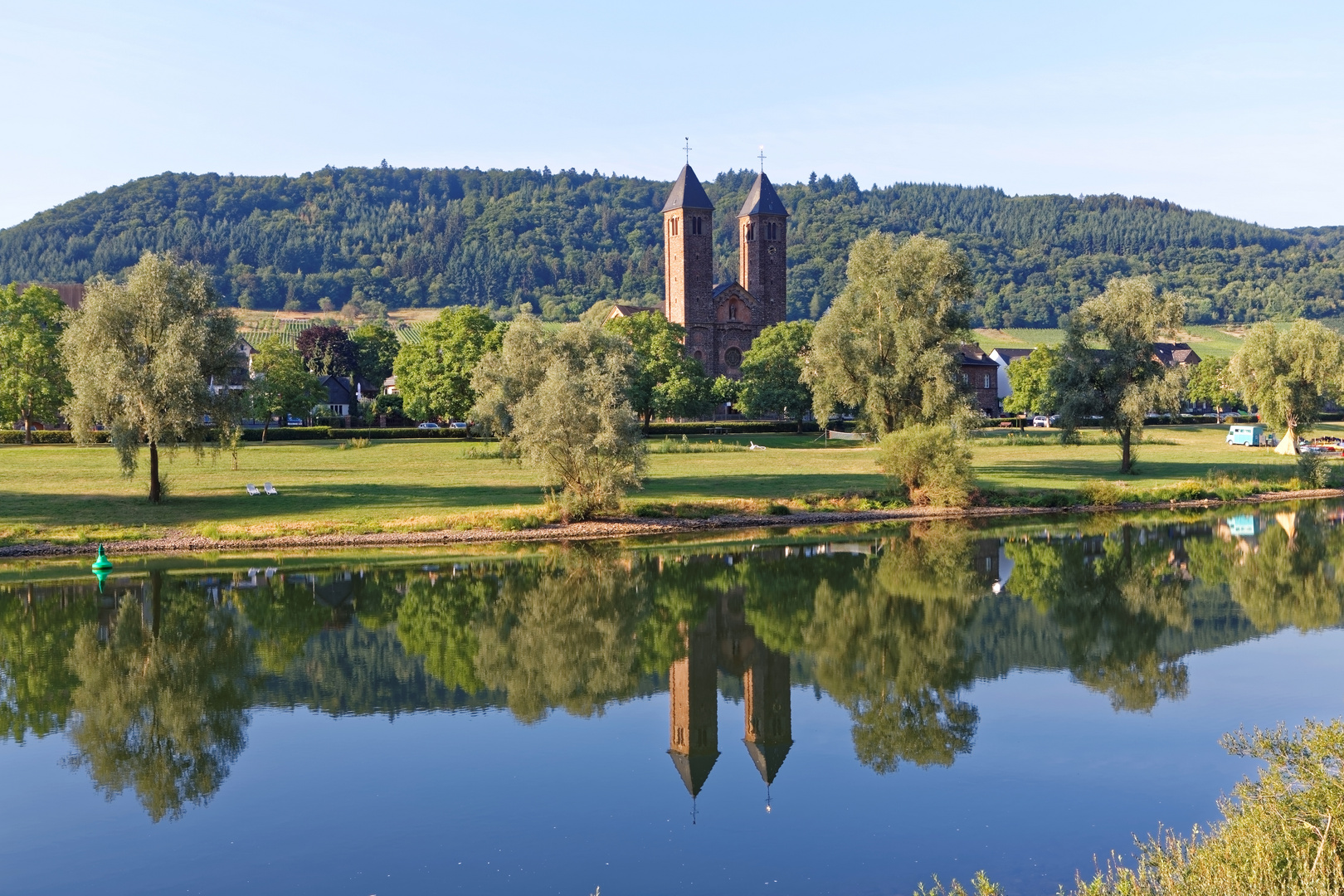 Ernst mit Blick zur Kirche