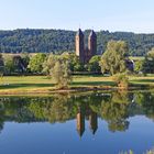 Ernst mit Blick zur Kirche