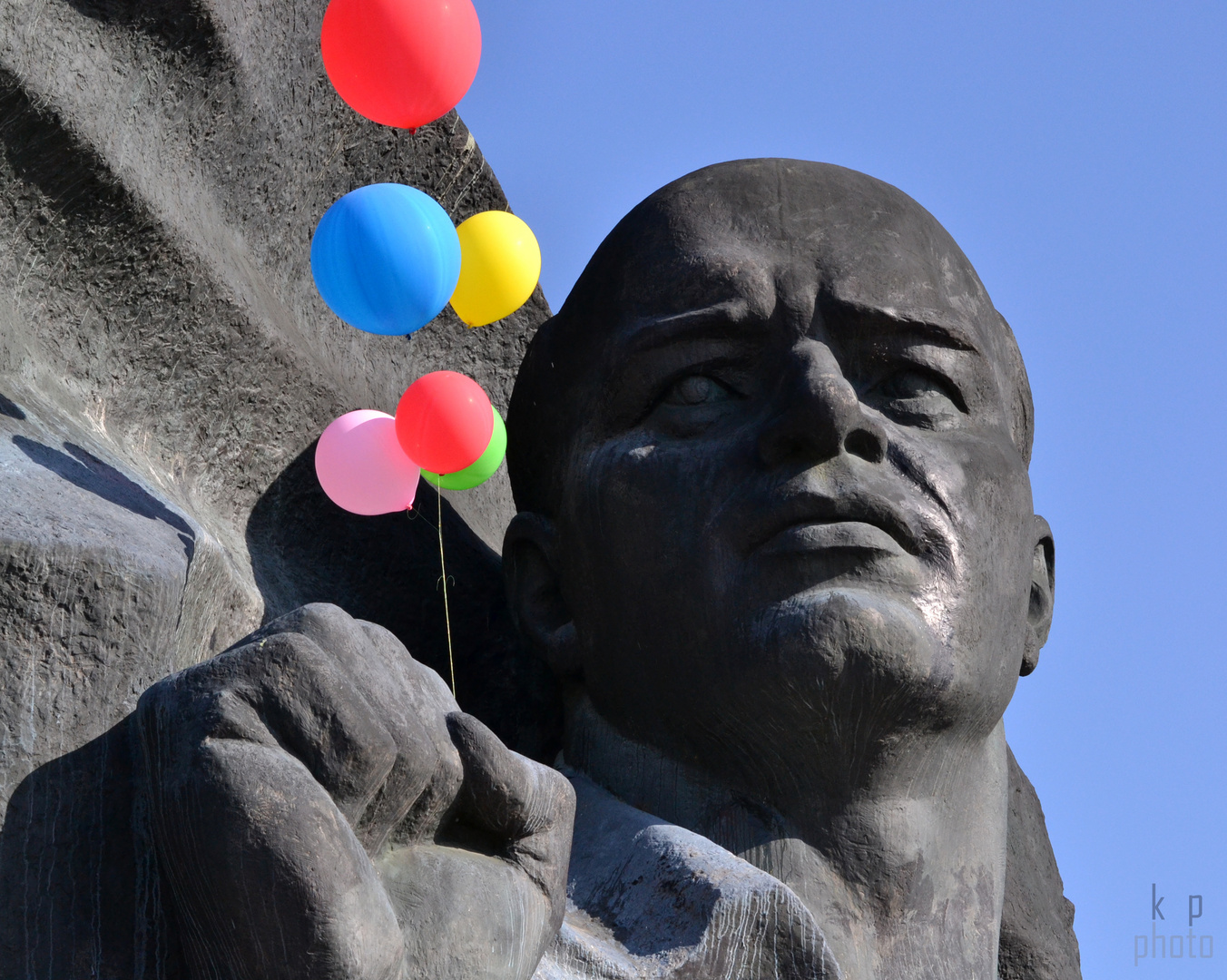 Ernst Thälmann mit Luftballons