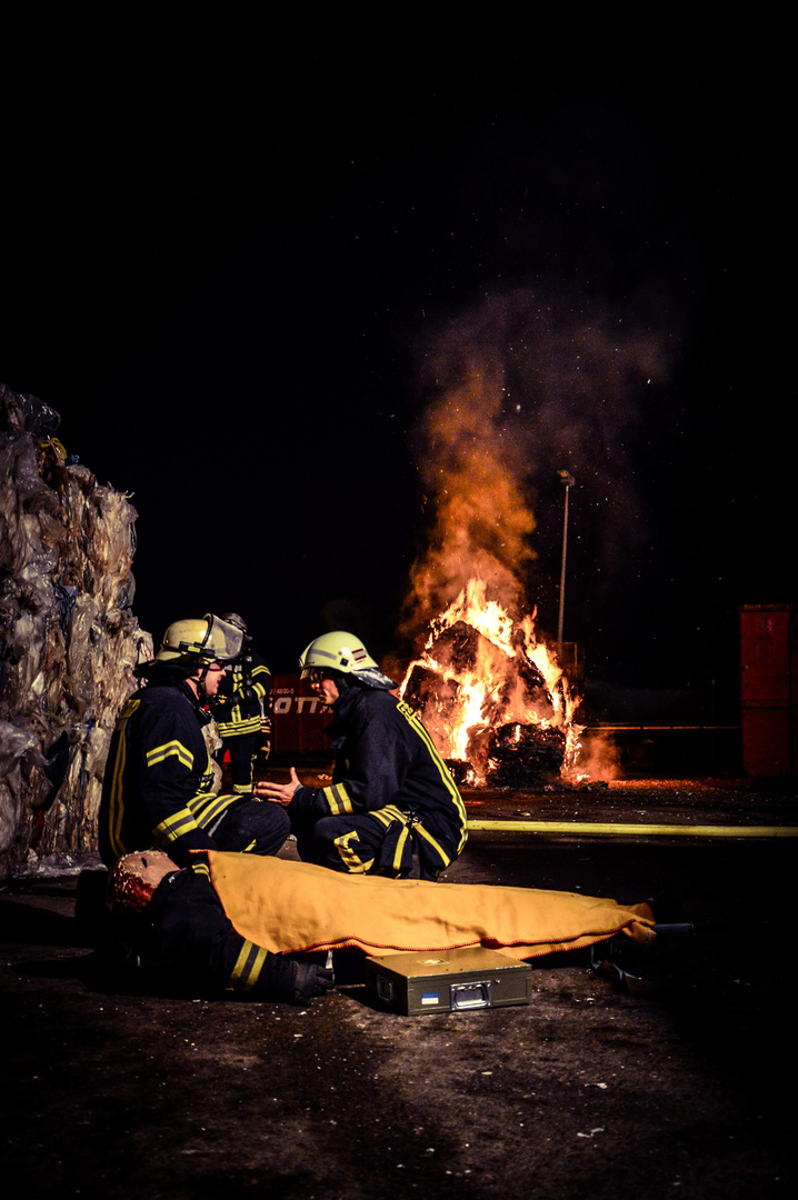 Ernstes Gespräch nahe den Flammen