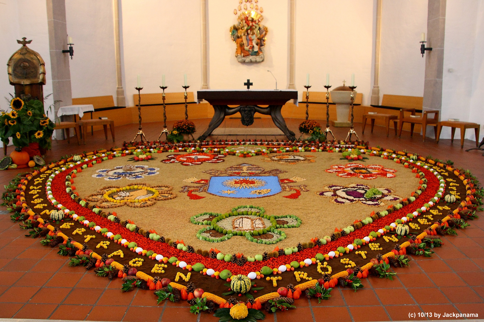 Erntedankbild in der Kirche St. Maria Heimsuchung, Herten / Früchteteppich 2013