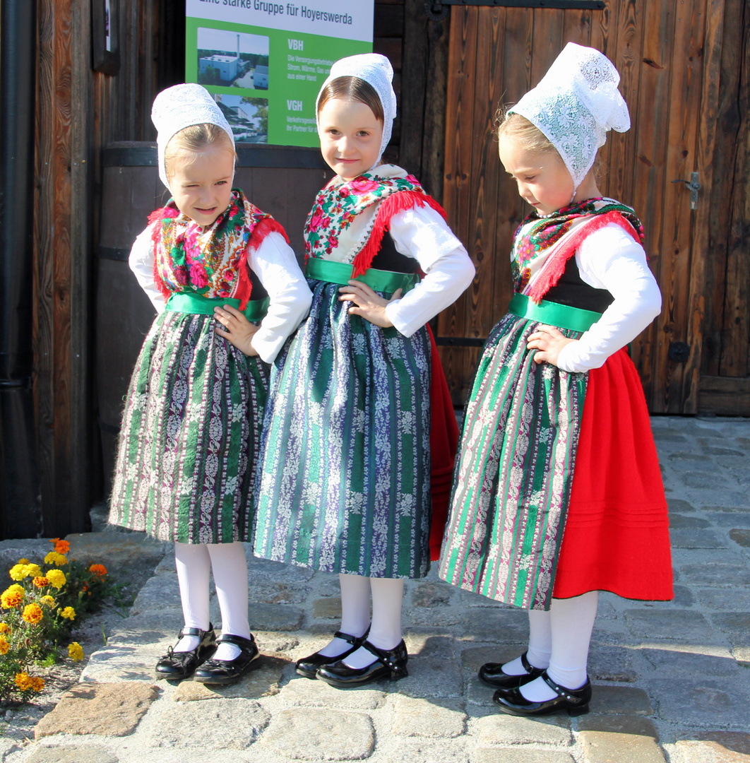 Erntedankfest 2014: Sorbische Kinder vor ihrem Auftritt