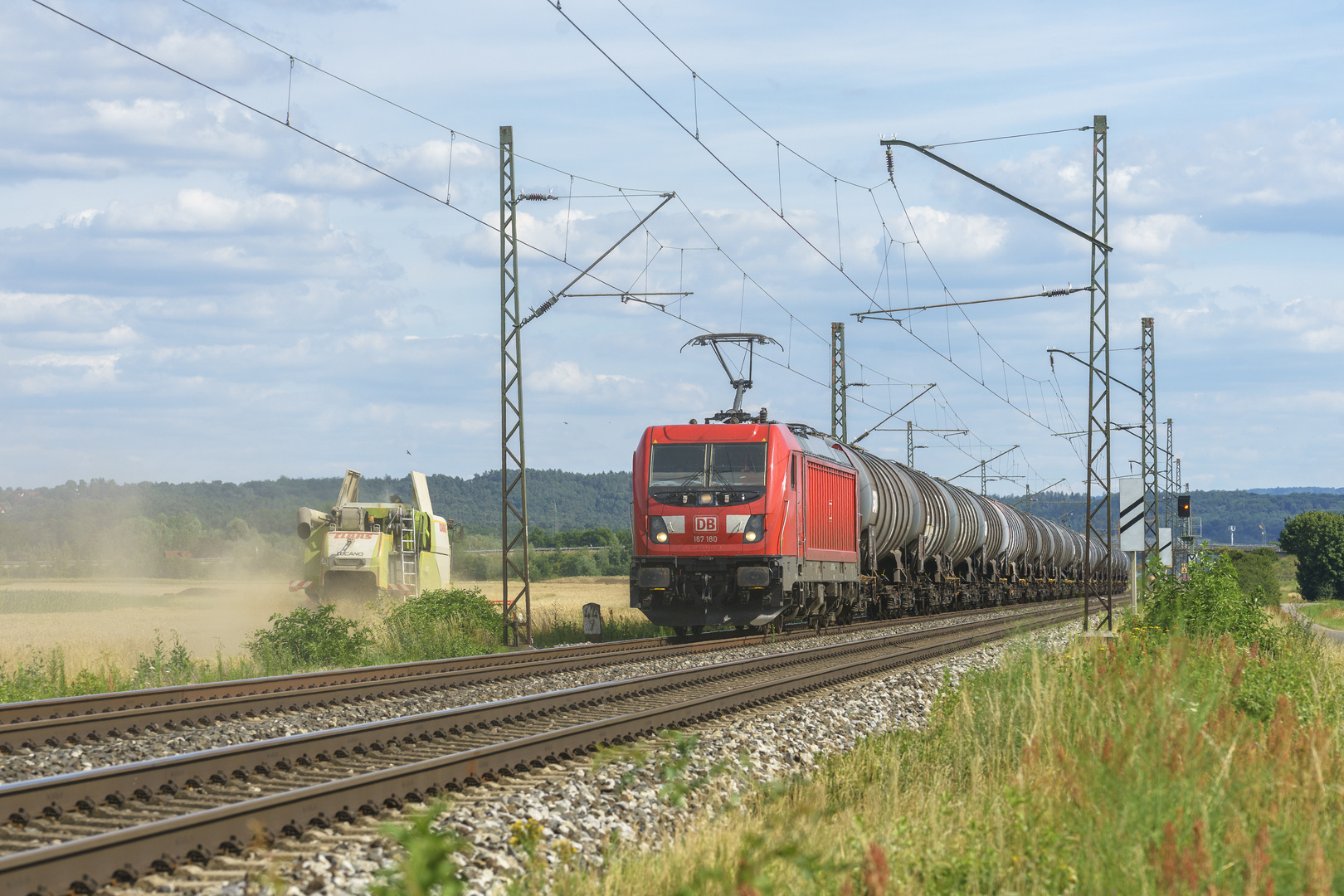 Erntemaschine und Eisenbahn