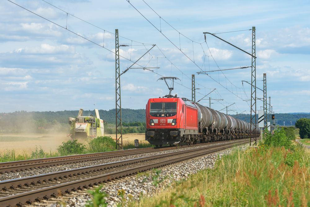 Erntemaschine und Eisenbahn