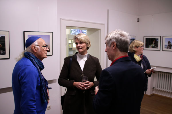 Eröffnung 6.Tecklenburger Fotoherbst Anja Karliczek mitte im Gespräch mit Prof.Harald Mante