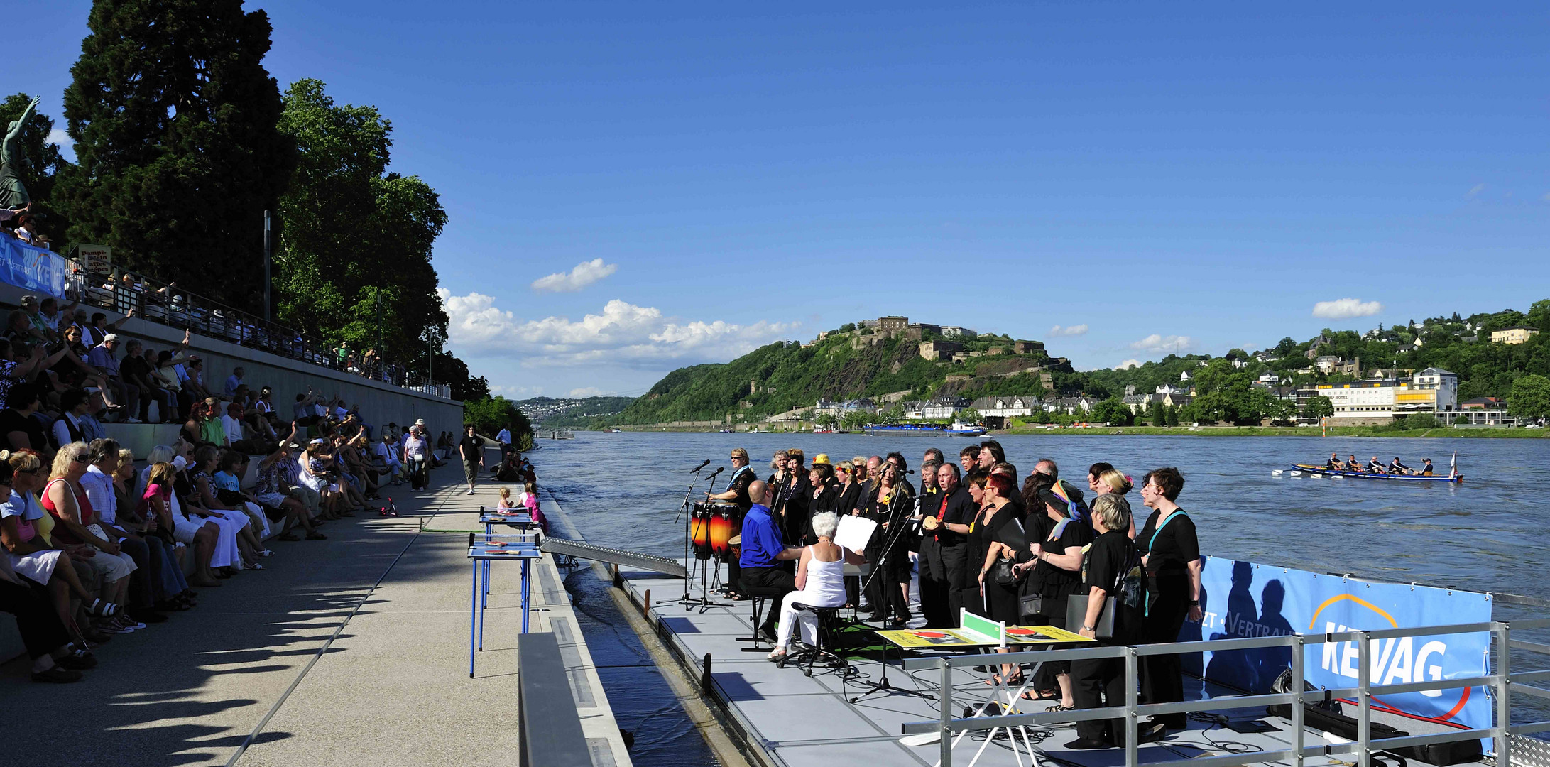 Eröffnungsfest der Rheinuferstufen vor dem Koblenzer Schloß