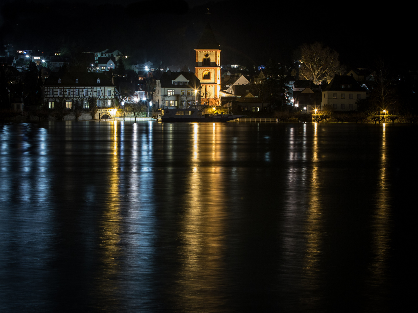 Erpel am Rhein bei Hochwasser