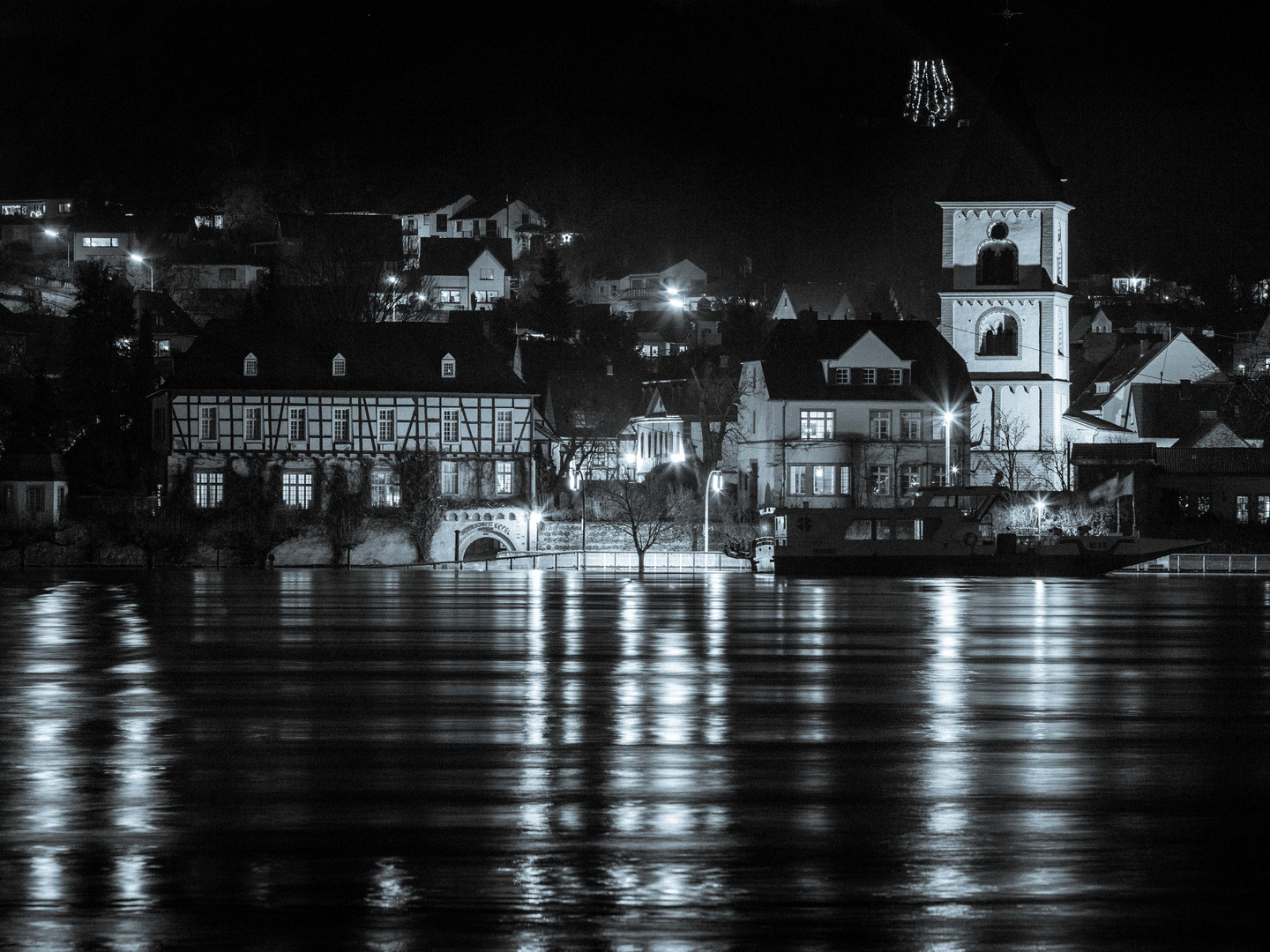 Erpel am Rhein bei Hochwasser