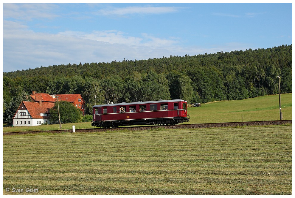 Erröteter Zittauer Triebwagen talwärts in Jonsdorf