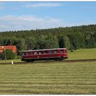 Erröteter Zittauer Triebwagen talwärts in Jonsdorf