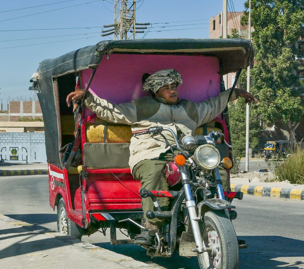 Erschöpfter Tuktuk-Fahrer in Esna