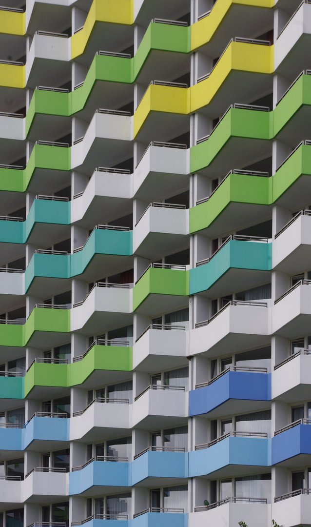 erst kommt ein grüner Balkon, dann kommt ein gelber Balkon, dann ...