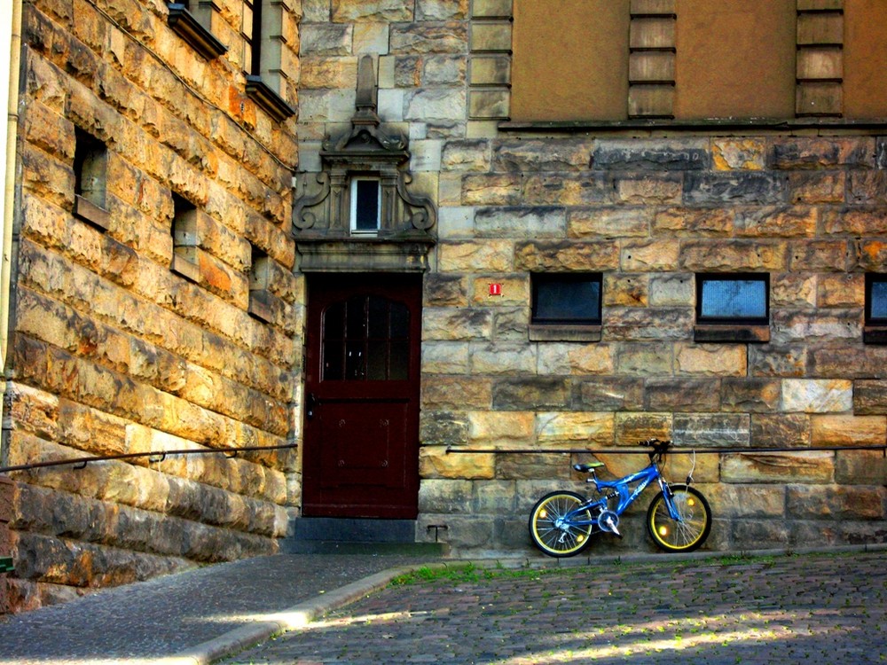 Erst wenn Steine leuchten werden kleine blaue Fahrräder wieder frei sein...