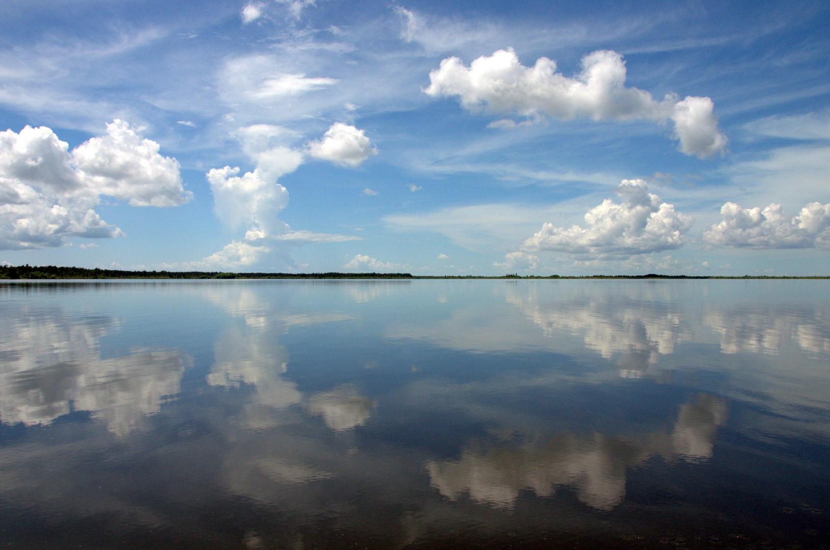 Erstaunlich Reflektion der Wolken auf dem See