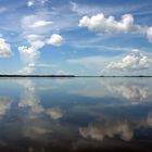 Erstaunlich Reflektion der Wolken auf dem See