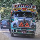 Erste Begegnung mit einem bhutanesischen LKW