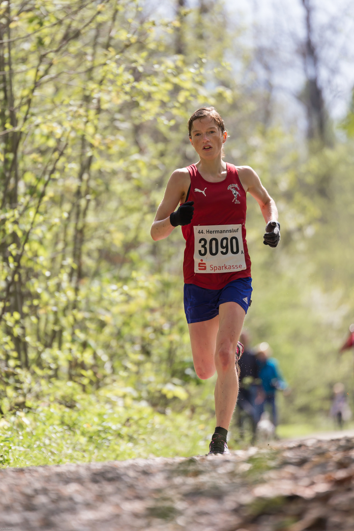 Erste Läuferin beim Hermanslauf 2015 in Bielefeld