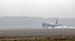 Erste Landung einer Passagiermaschine auf der neuen Nordwest-Landebahn am Frankfurter Flughafen