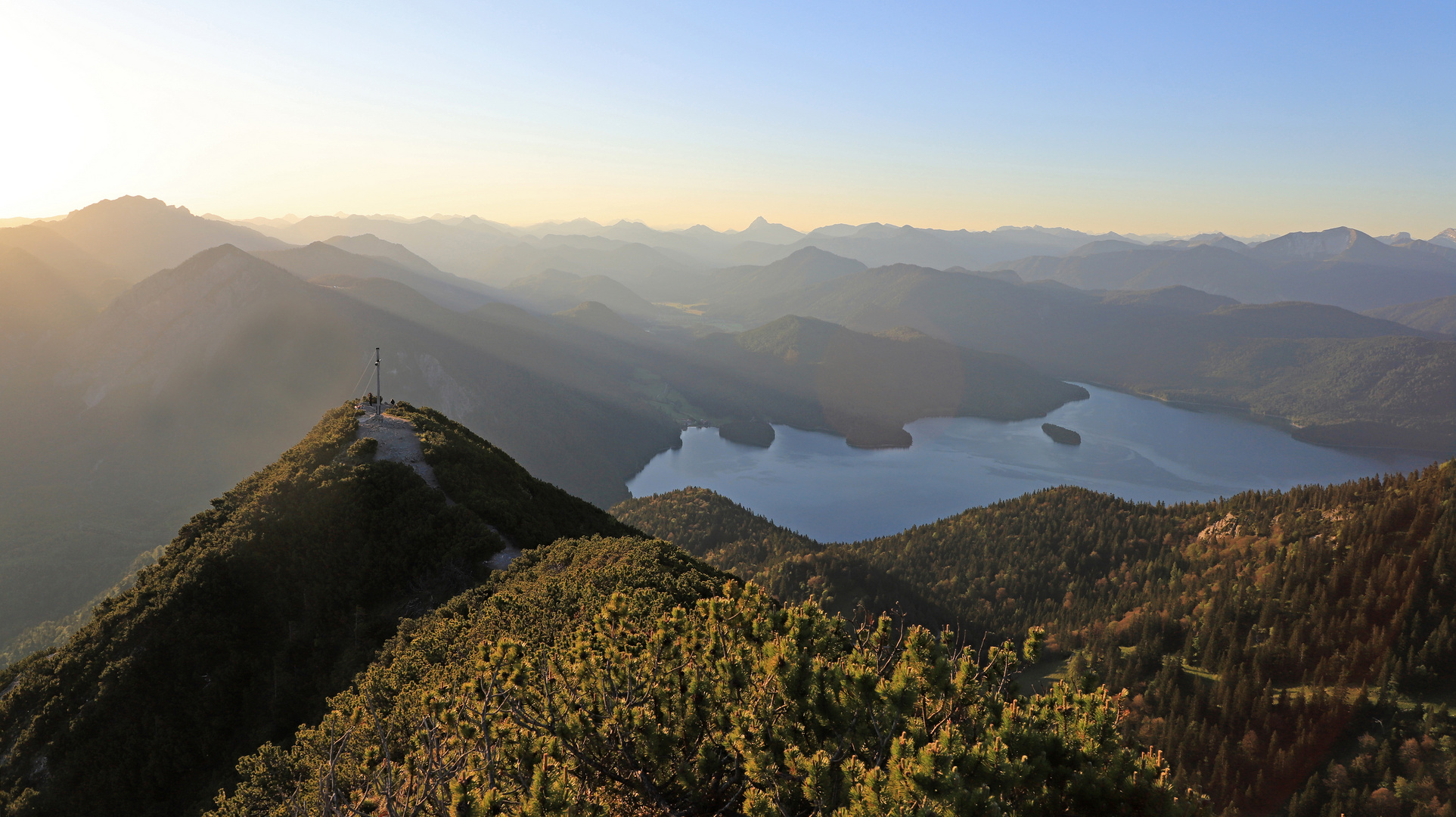 Erste Lichtstrahlen über dem Walchensee