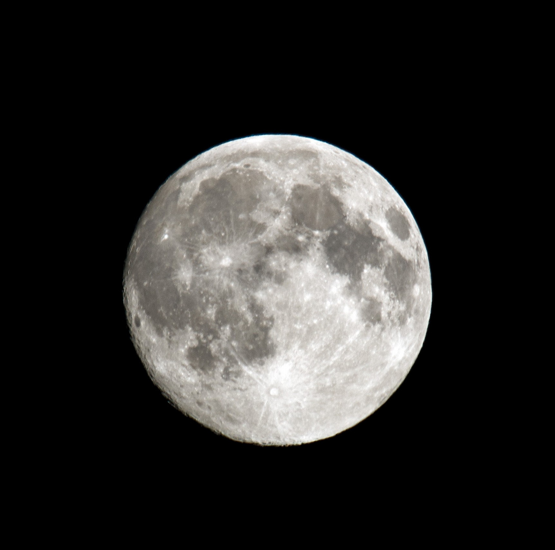Erste Mondaufnahme mit dem Sigma 150-500mm