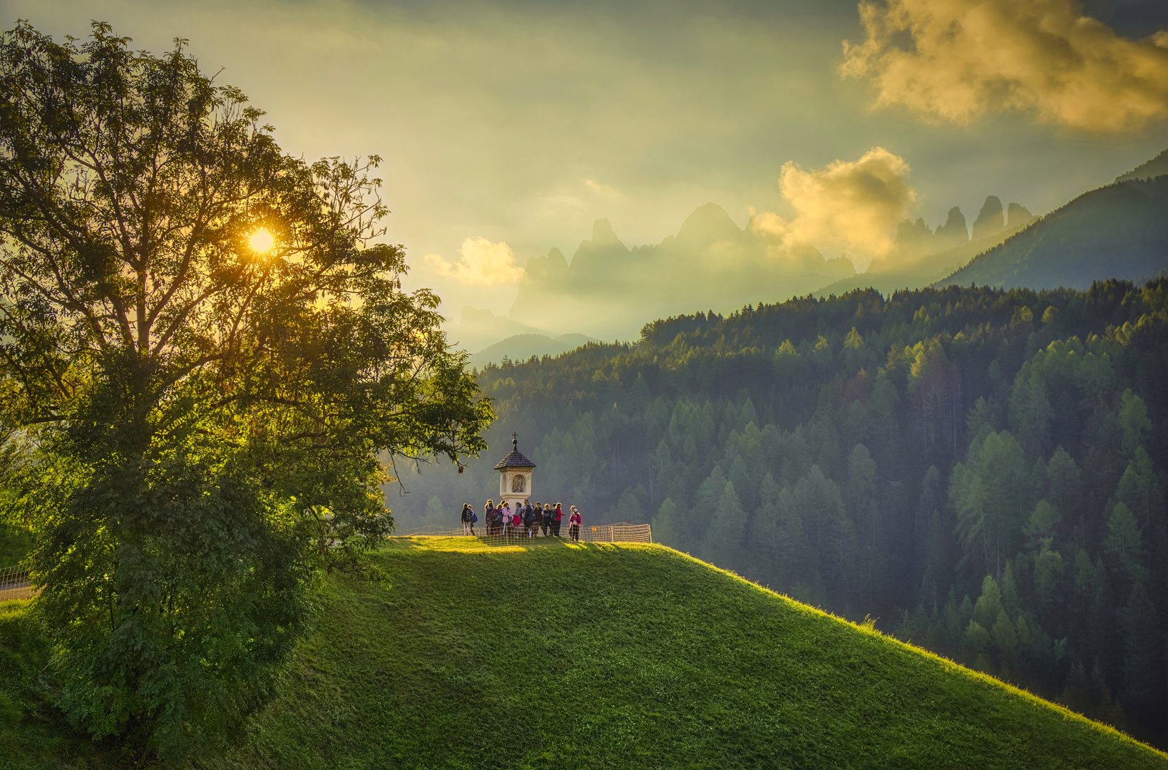 erste Rast am Wandertag an dem Pestbildstock im Villnösstal