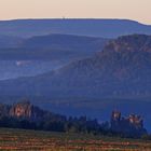 Erste Sonnenstrahlen als Streiflicht auf der Lok und dem Lilienstein...