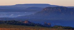 Erste Sonnenstrahlen als Streiflicht auf der Lok und dem Lilienstein...