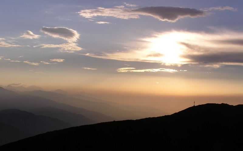 Erste Sonnenstrahlen am Berg