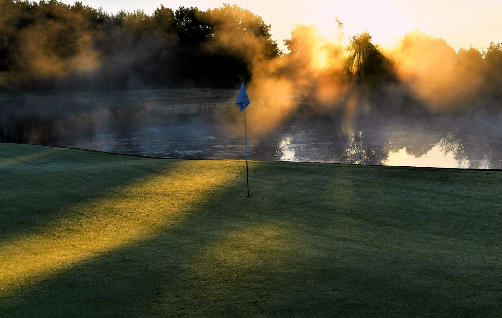 Erste Sonnenstrahlen auf dem Golfplatz