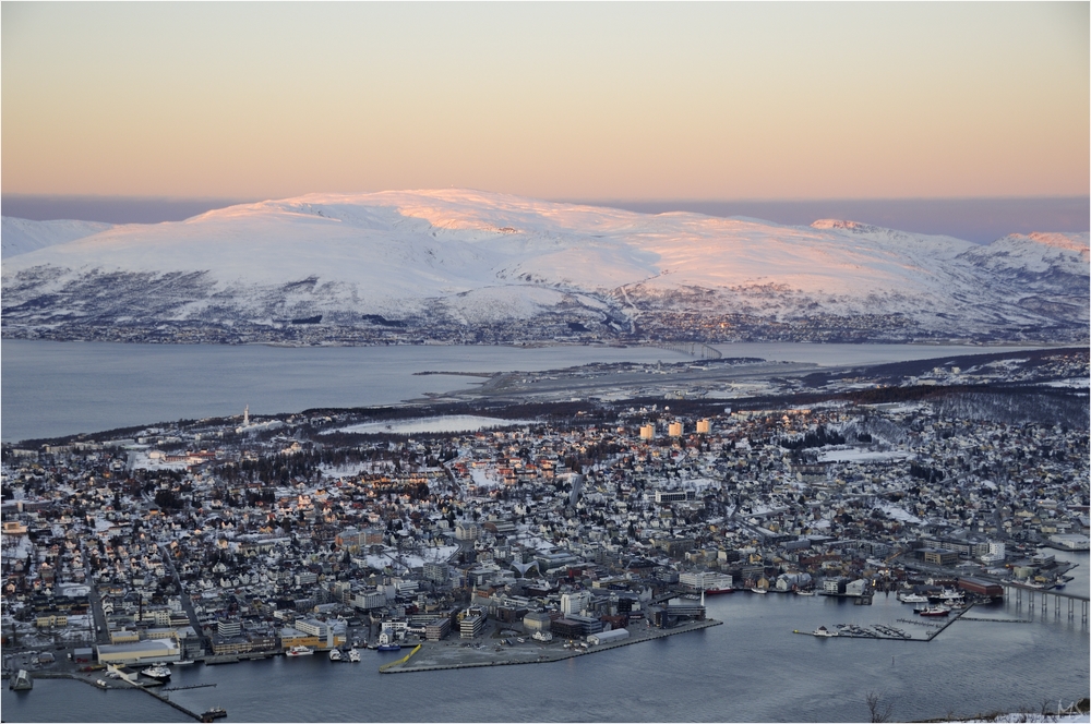 Erste Sonnenstrahlen auf Tromsö