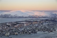 Erste Sonnenstrahlen auf Tromsö