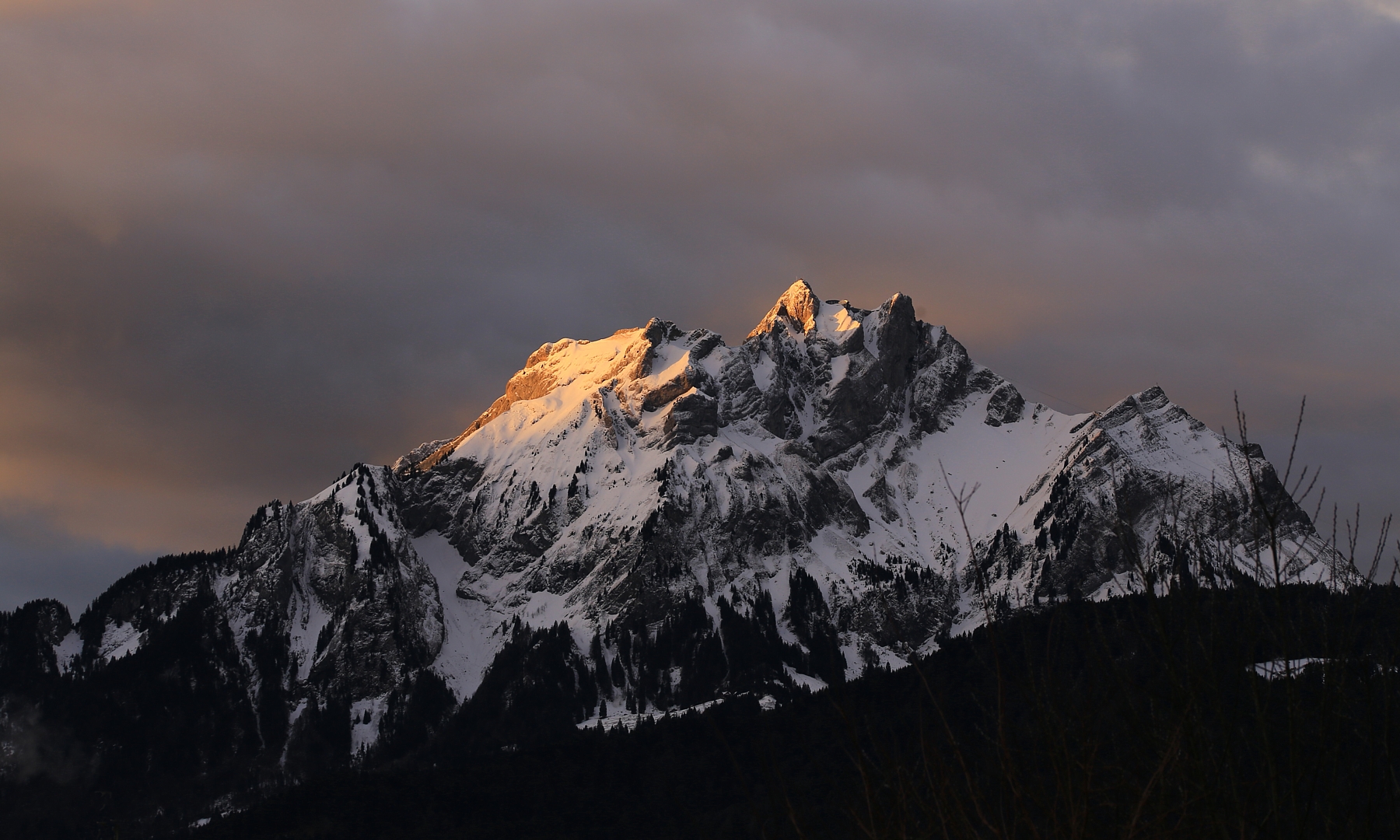 erste Sonnenstrahlen erhellen den Pilatus