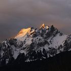 erste Sonnenstrahlen erhellen den Pilatus