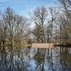 Erste Sonnenstrahlen im Park genießen