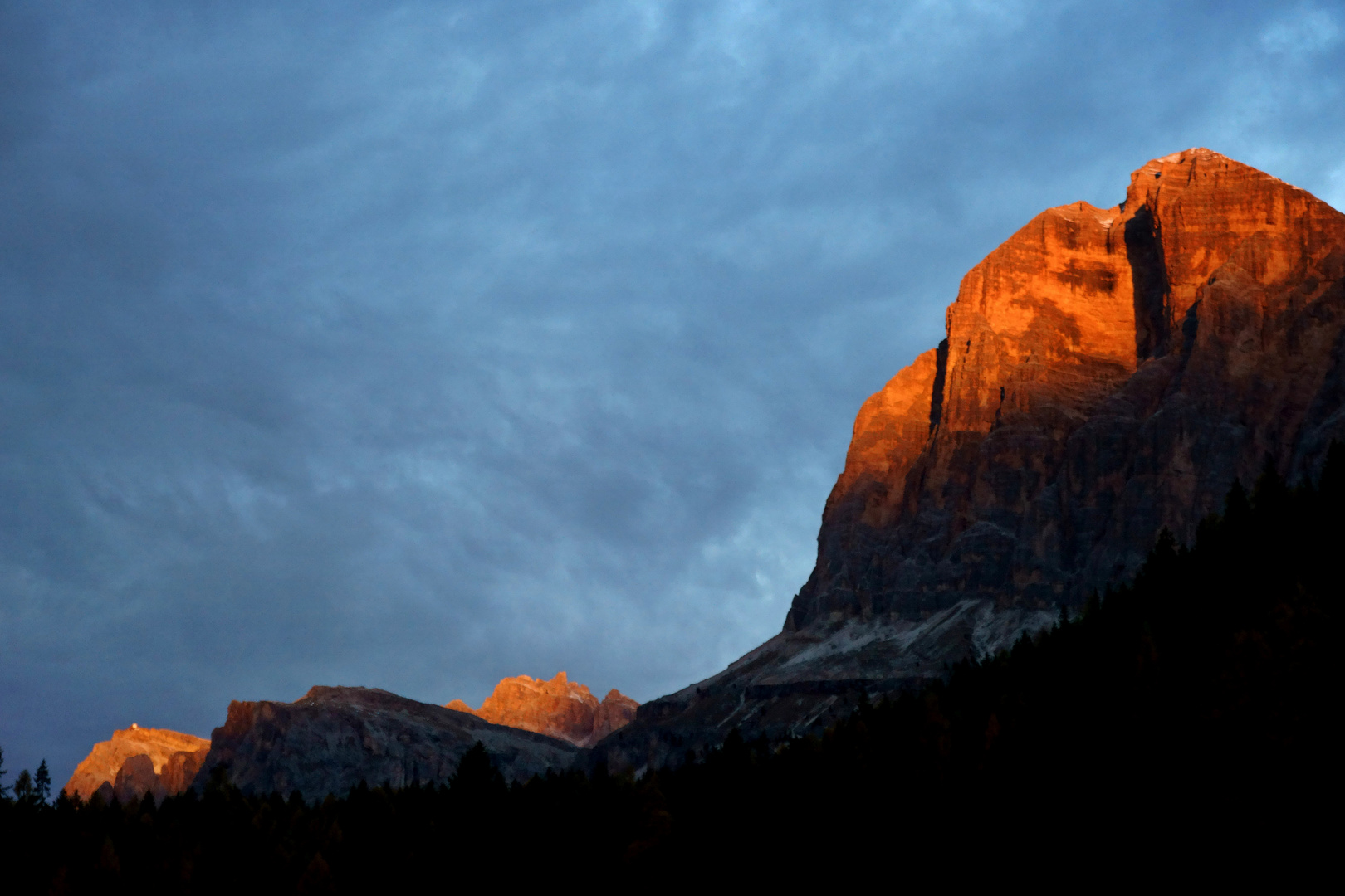 erste sonnenstrahlen in den dolomiten