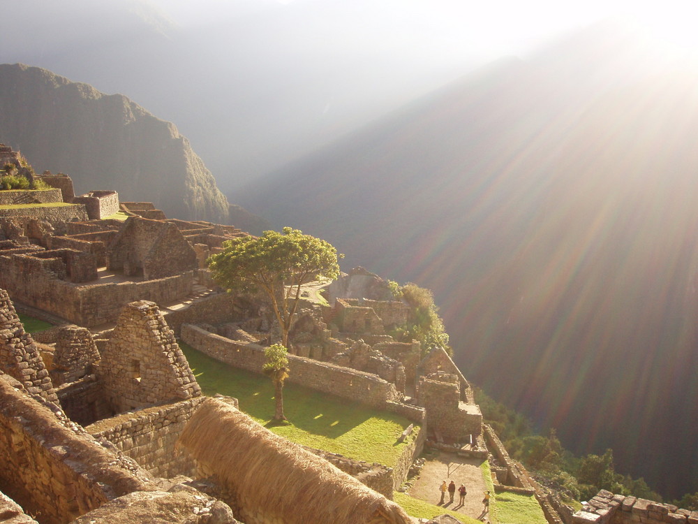 Erste Sonnenstrahlen in Macchu Picchu