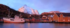 Erste Sonnenstrahlen über dem Nusfjord