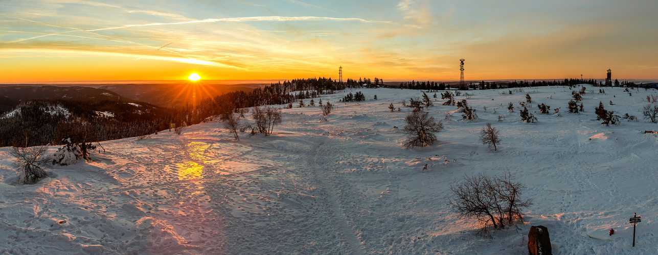 Erste Sonnenstrahlen über dem Schwarzwald