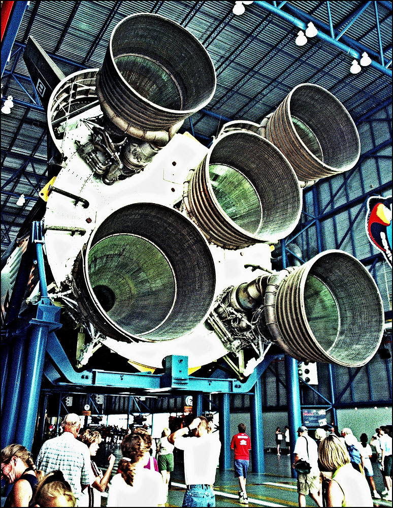 - erste Stufe Saturn V -