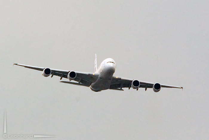 Erster Anflug des A-380 800 über den Freihafen