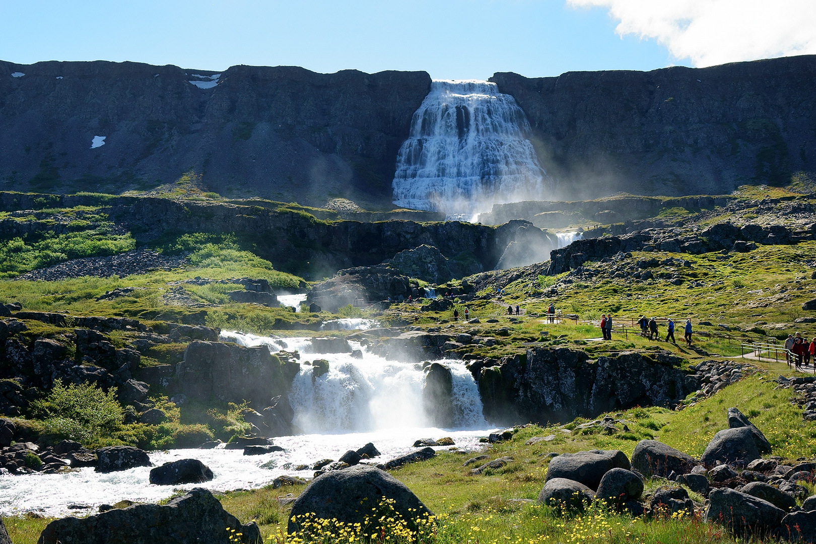 erster Blick auf den Dynjand Wasserfall