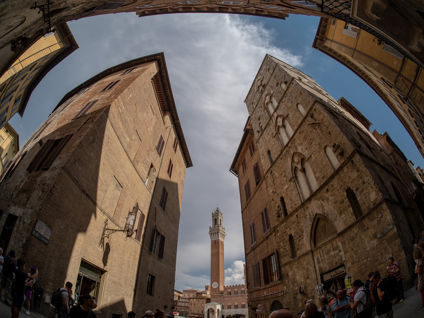 Erster Blick auf den Palazzo Pubblico in Siena