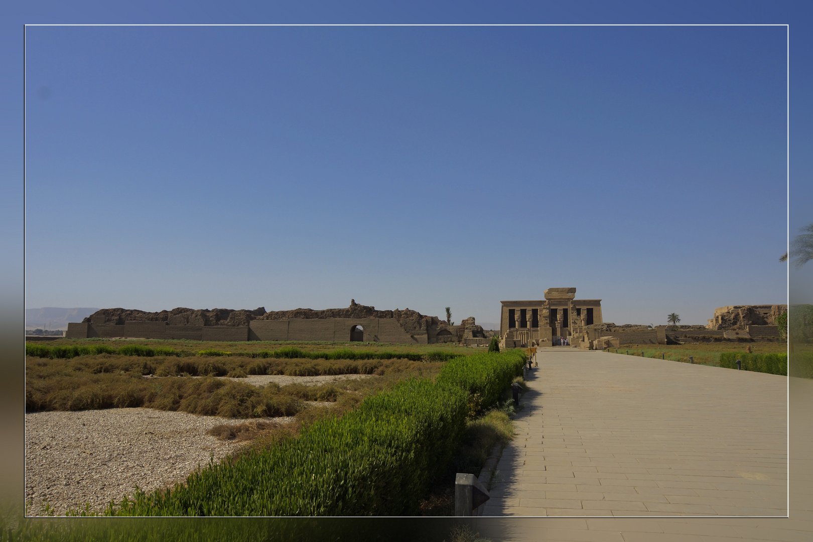 Erster Blick auf den Ptolemäischen Tempel von Dendera