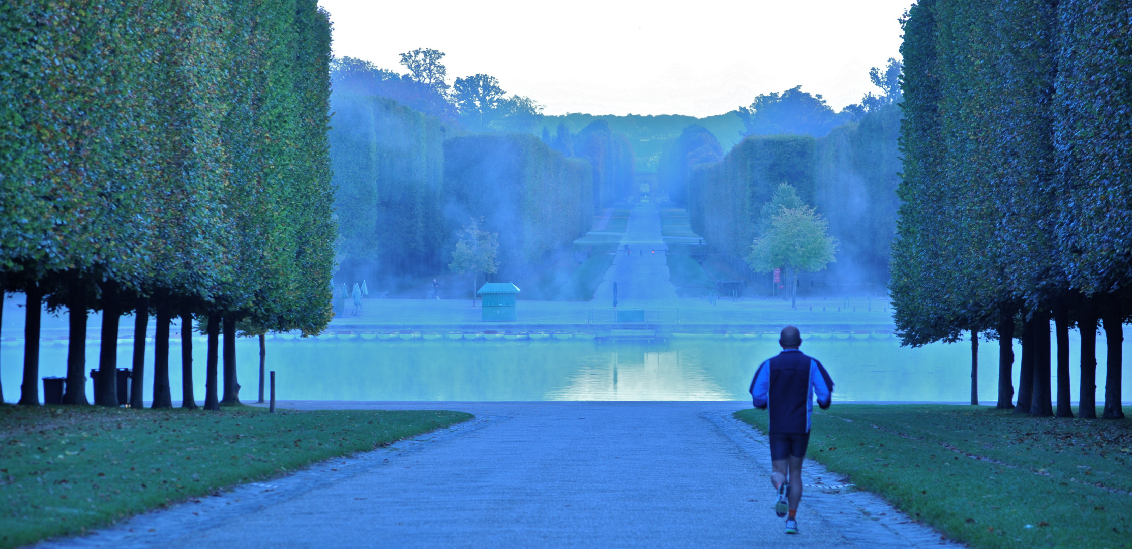 Erster Frühnebel im Schlosspark von Versailles