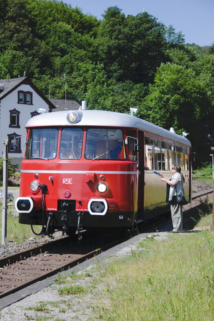 Erster Kontakt mit dem Schienenbuss drer Olefbahn(Vatertagsausflug)