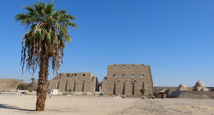 ...erster Pylon des Karnak Tempels...