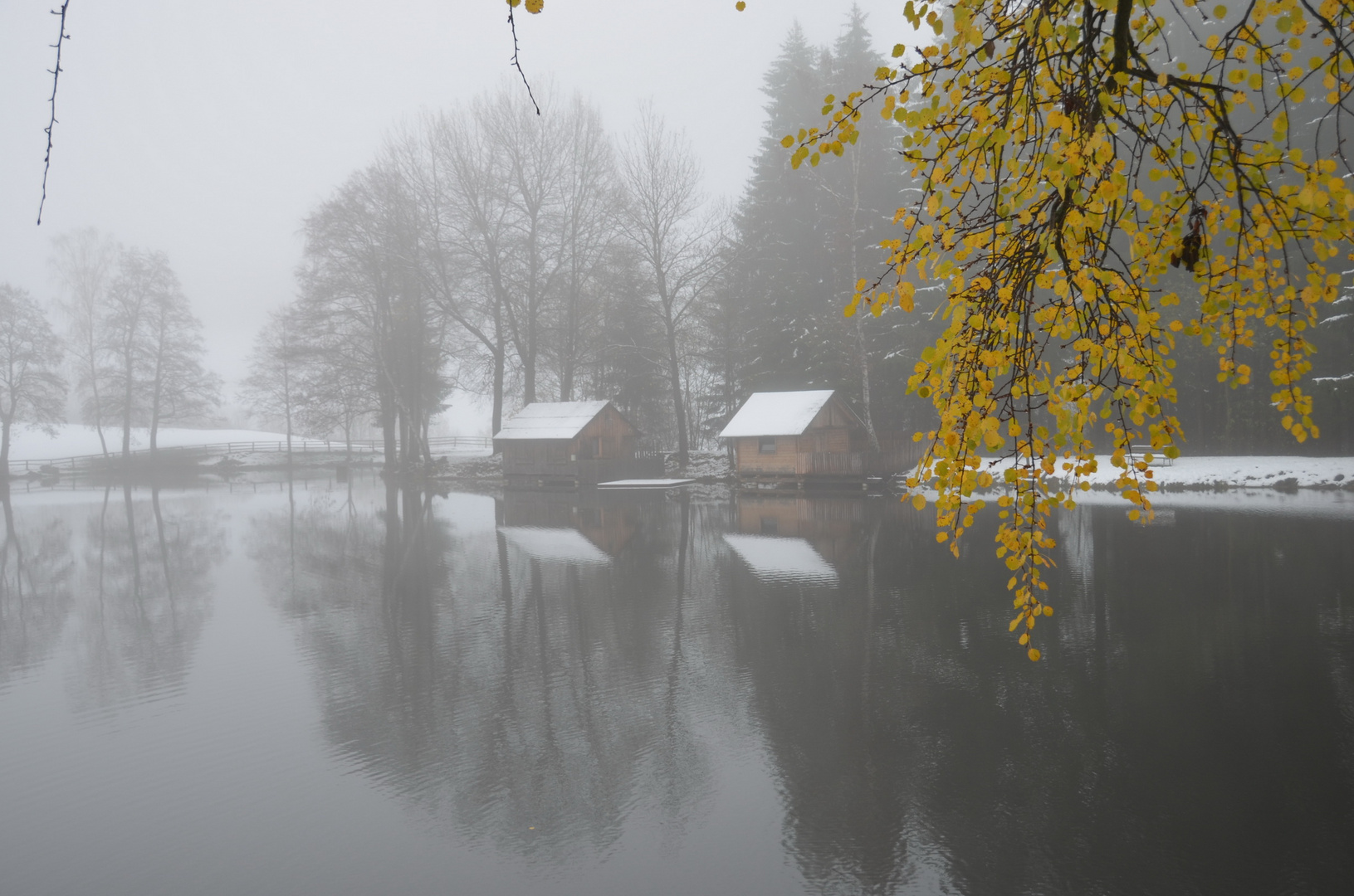 Erster Schnee am See